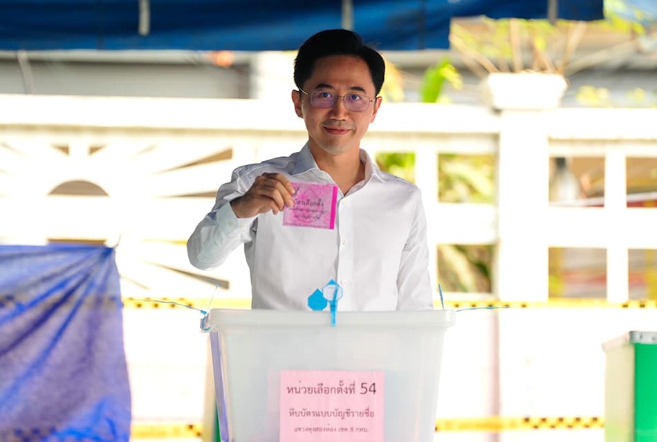 Photo Story : ไหว้แม่ก่อนเข้าคูหา ‘ยศชนัน’ ใช้สิทธิ ‘เลือกตั้ง - ประชามติ’