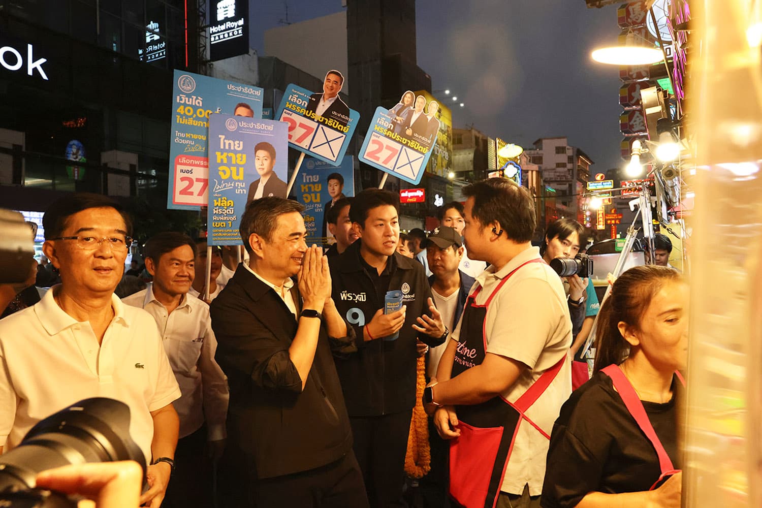 ‘อภิสิทธิ์’ หาเสียงเยาวราชสุดคึก! ลั่นนโยบายหลากหลาย–ตอบโจทย์คนกรุงฯ