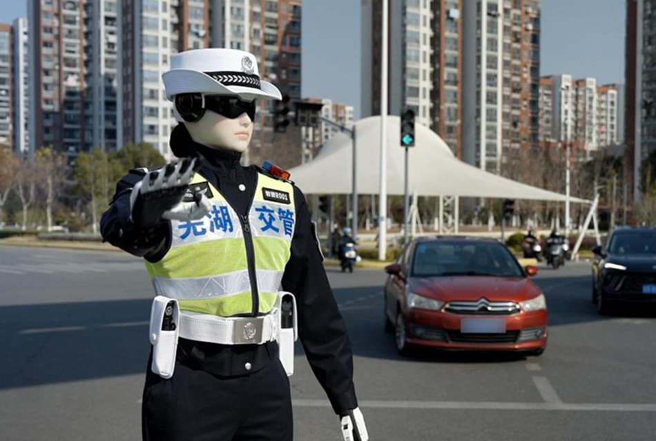 จีนส่งหุ่นยนต์ตำรวจ ‘AI’ จัดระเบียบท้องถนน-เตือนคนฝ่าฝืนกฎ-ทำงานตลอด 24 ชั่วโมง