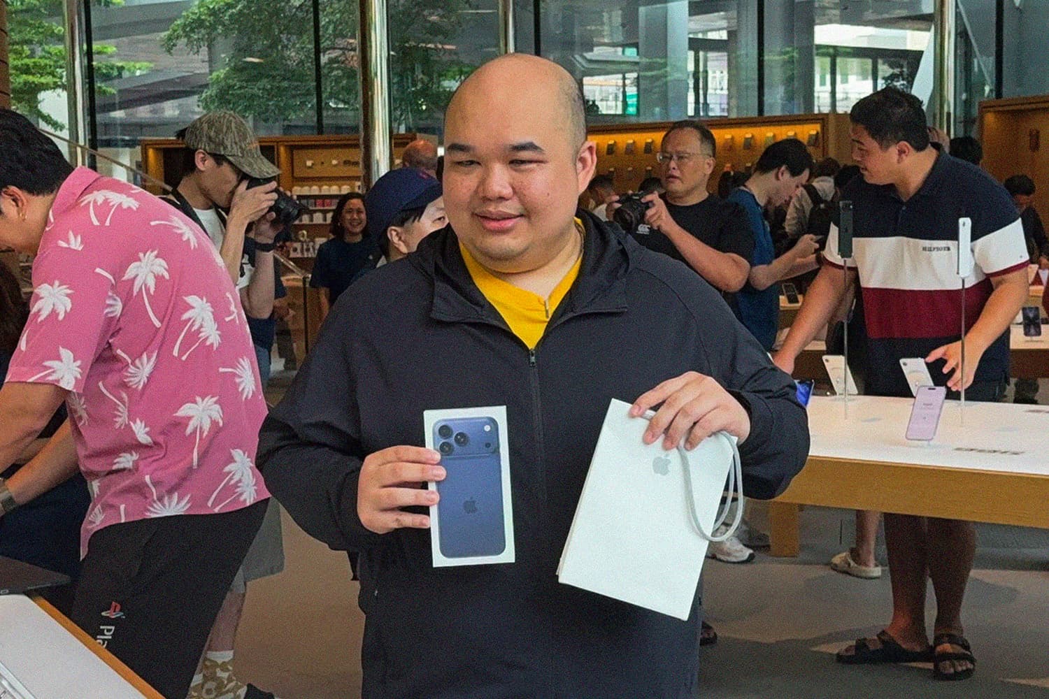 AIS ปล่อย iPhone17 ฮอตสุด! สาวกรอคิวข้ามคืน