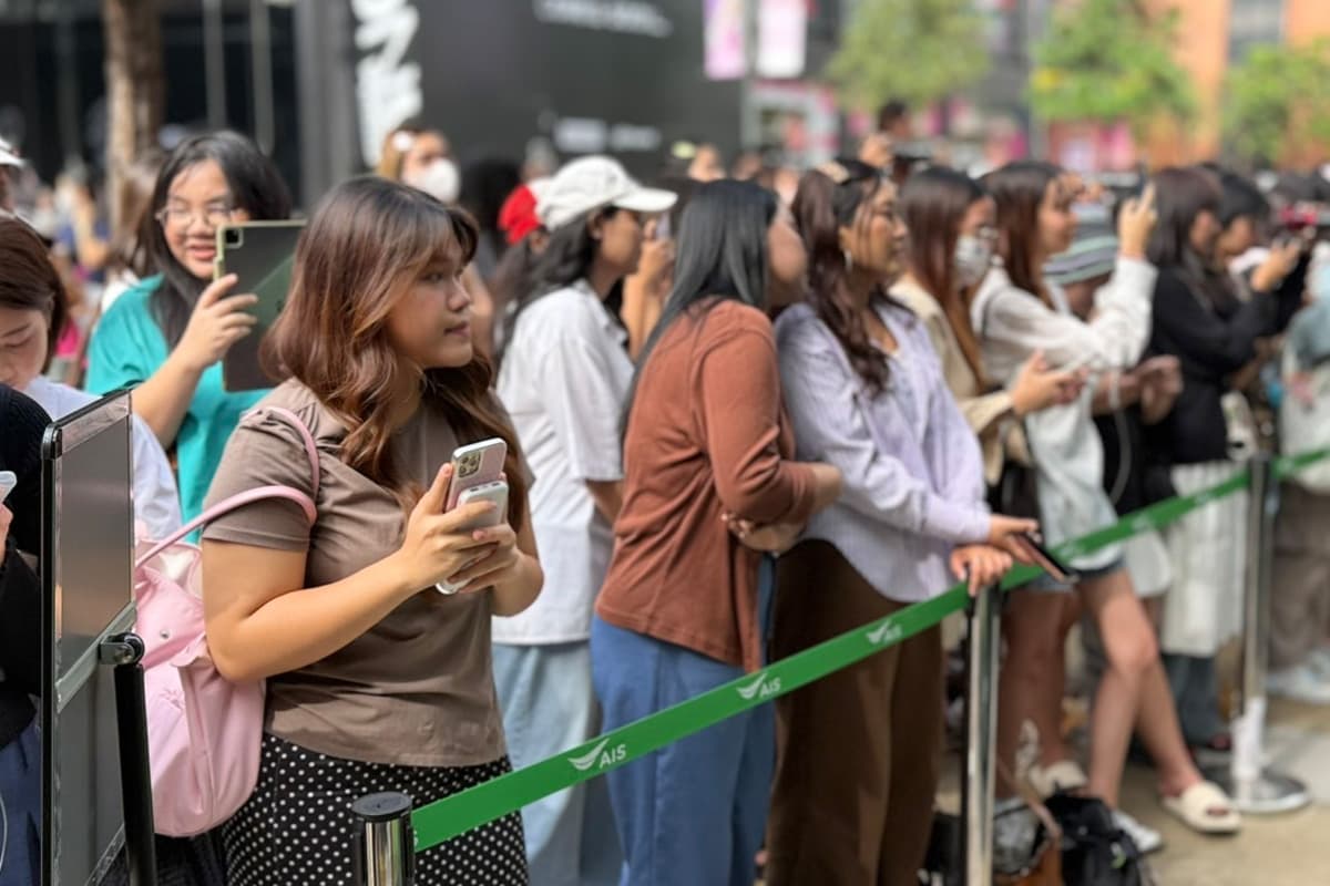 ais-iPhone17-fans-wait-overnight-apple-store-centralworld-SPACEBAR-Photo02.jpg