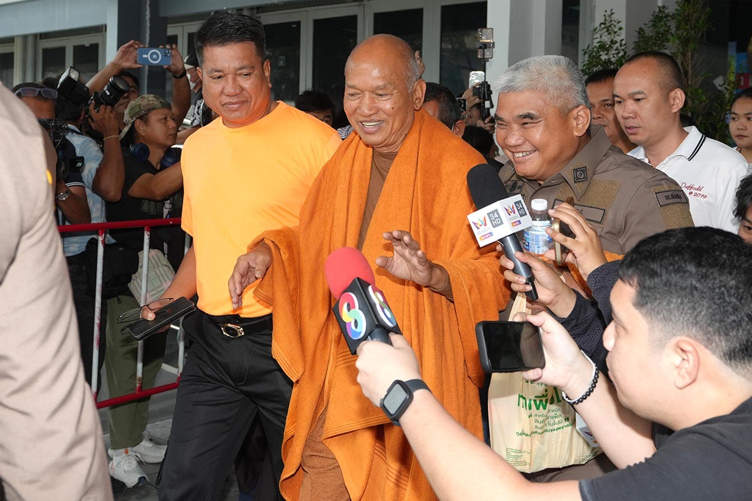 ตำรวจคุมตัว ‘ทิดอลงกต - หมอบี’ ส่งศาลฝากขัง พร้อมคัดค้านการประกันตัว