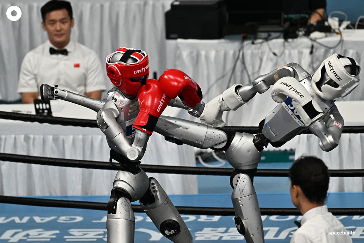 หุ่นยนต์ฮิวแมนนอยด์ต่อสู้กันในการแข่งขันคิกบ็อกซิ่งที่งาน World Humanoid Robot Games ครั้งที่ 2 ในกรุงปักกิ่ง เมื่อวันที่ 23 สิงหาคม 2026 (Photo by Pedro PARDO / AFP)