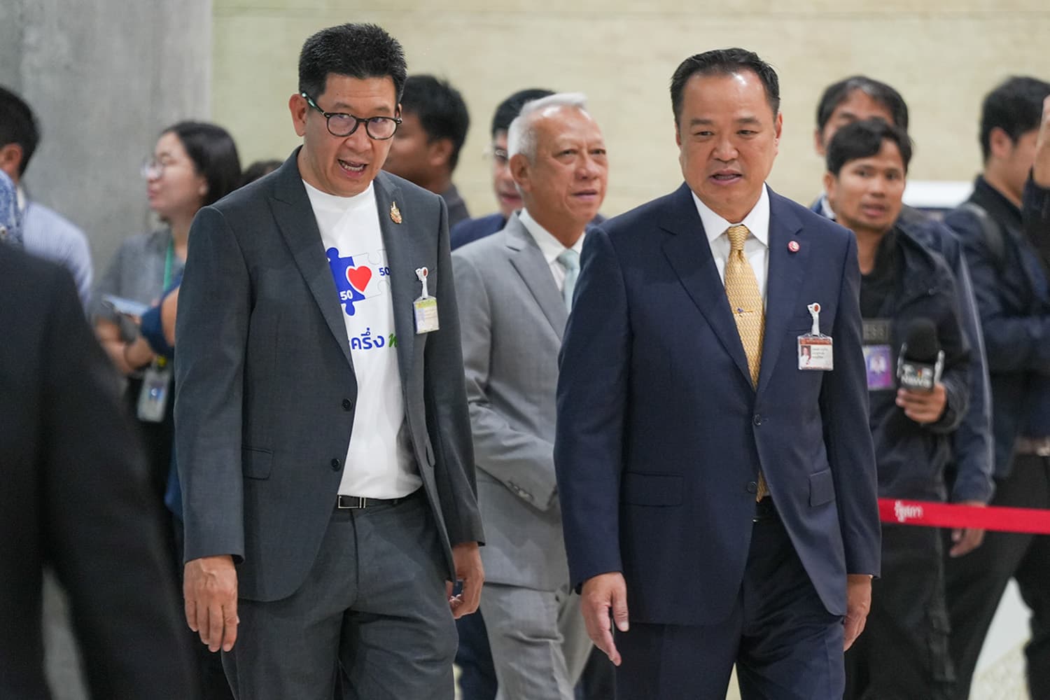 ‘อนุทิน’ โชว์เสื้อ ‘คนละครึ่ง พลัส’ ก่อนถก ครม.เศรษฐกิจ