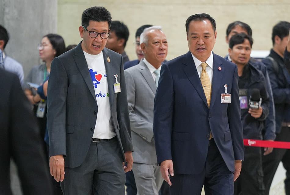 ‘อนุทิน’ โชว์เสื้อ ‘คนละครึ่ง พลัส’ ก่อนถก ครม.เศรษฐกิจ