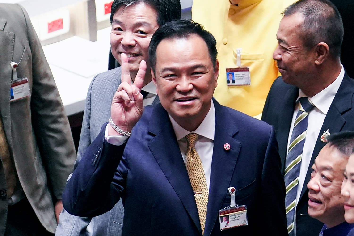‘นายกฯหนู’ นำคณะรัฐมนตรี แถลงนโยบายต่อรัฐสภา ขณะที่ ‘สส.-สว.’ ขอถ่ายรูปชื่นมื่น