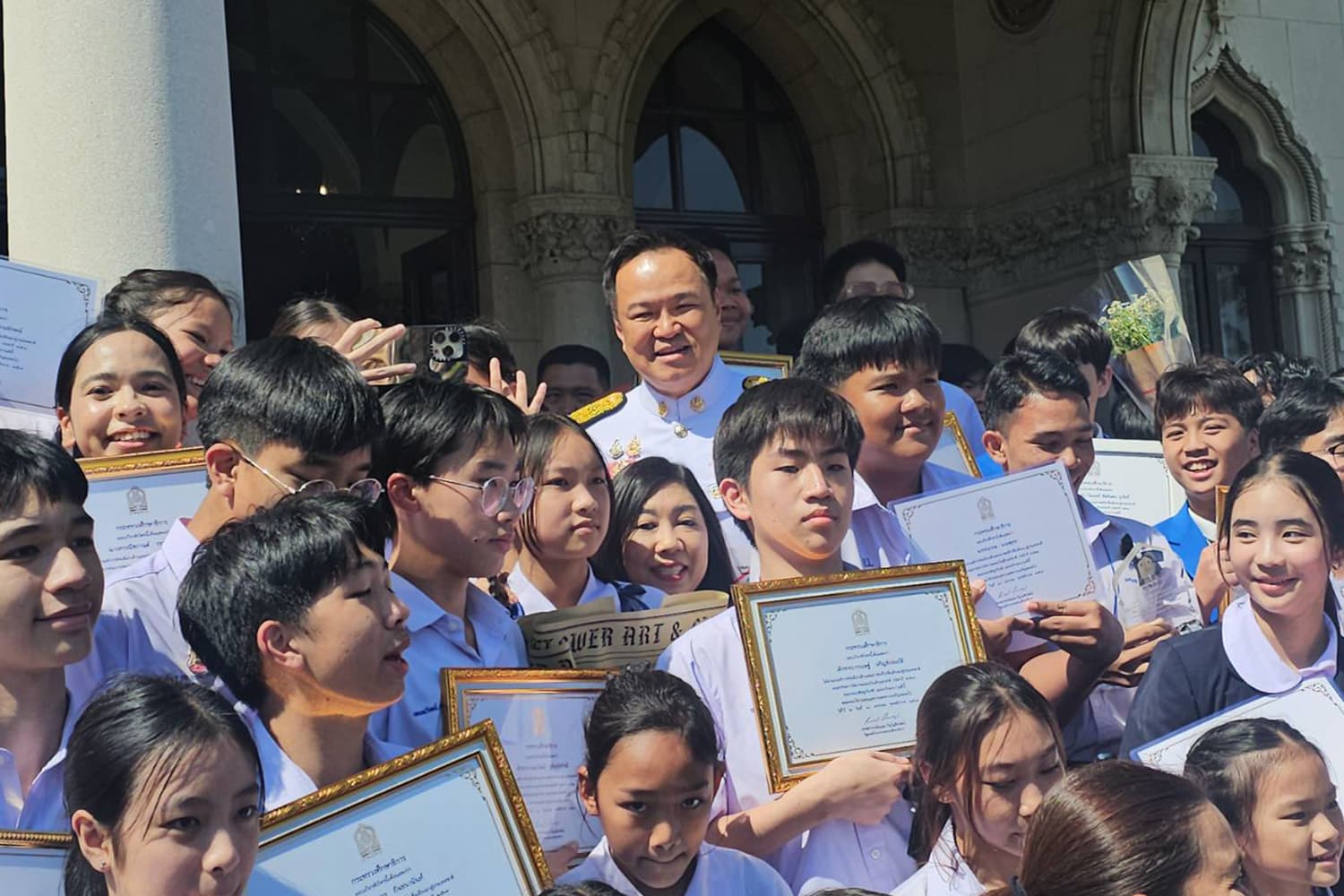 ‘ลุงหนู’ เปิดตึกไทยคู่ฟ้า อุ่นเครื่องวันเด็ก!