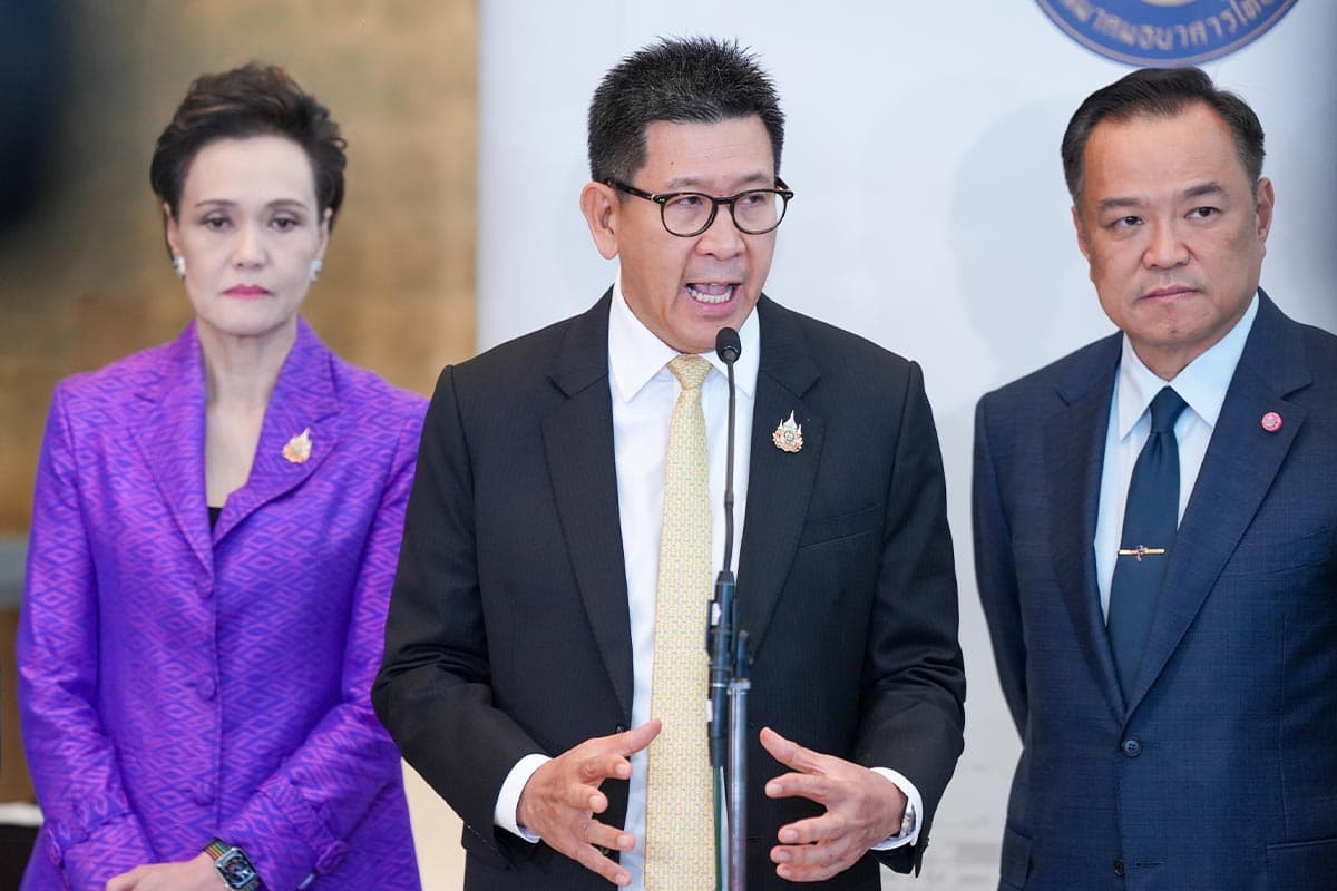 anutin-economic-team-thai-bankers-association-discussion-smes-SPACEBAR-Photo02.jpg