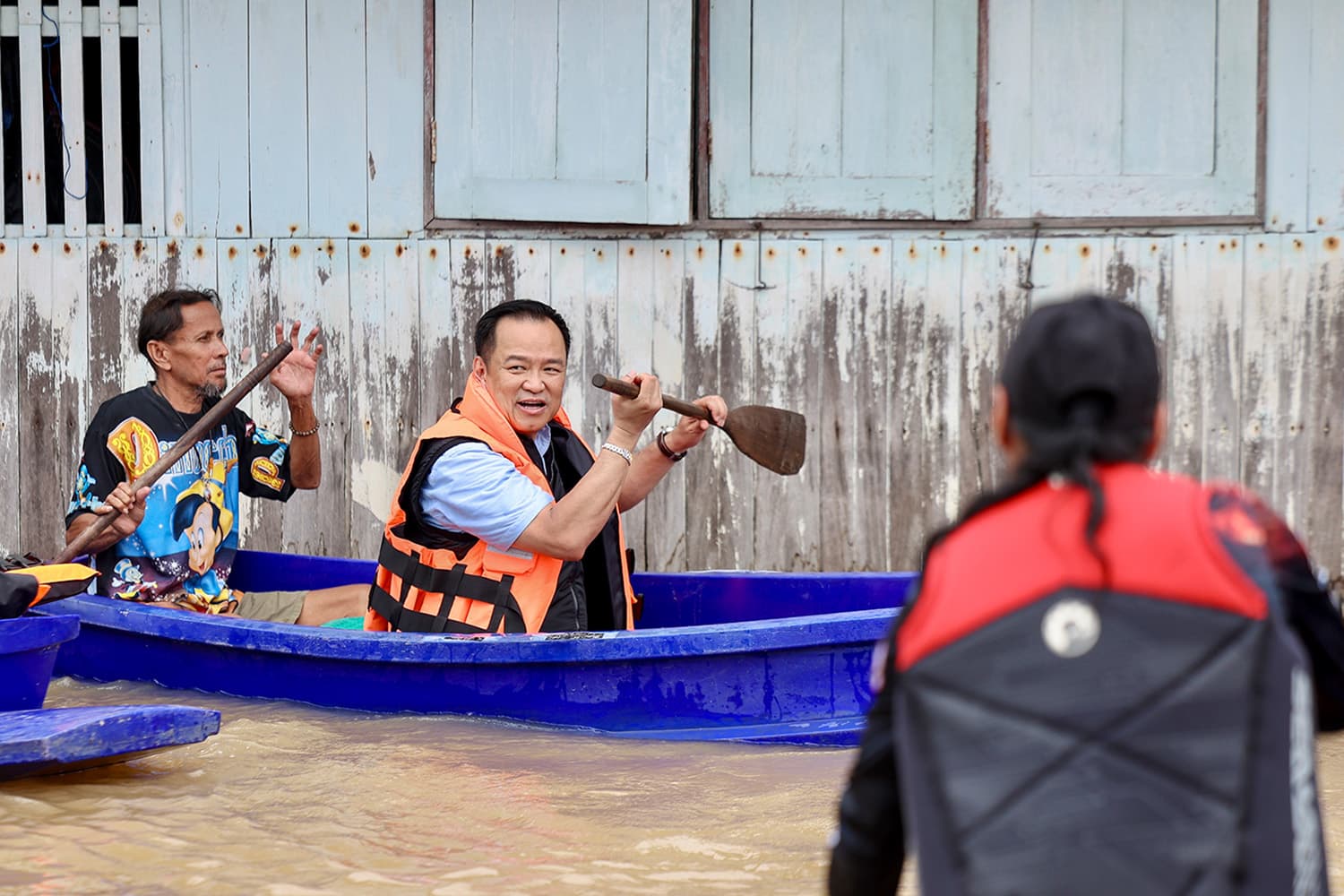 ‘อนุทิน’ ลุย ‘บางบาล’ สั่งเยียวยาน้ำท่วมทันที