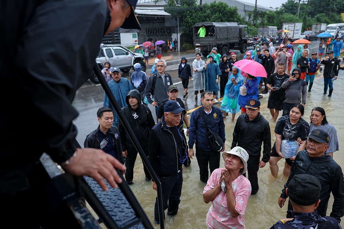 anutin-inspects-hatyai-floods-and-supports-residents-SPACEBAR-Photo01.jpg