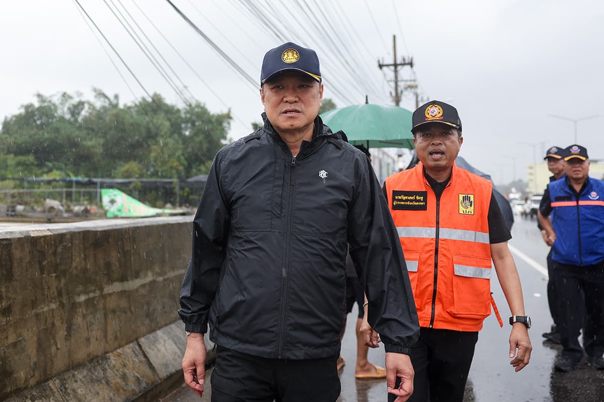 anutin-inspects-hatyai-floods-and-supports-residents-SPACEBAR-Photo02.jpg