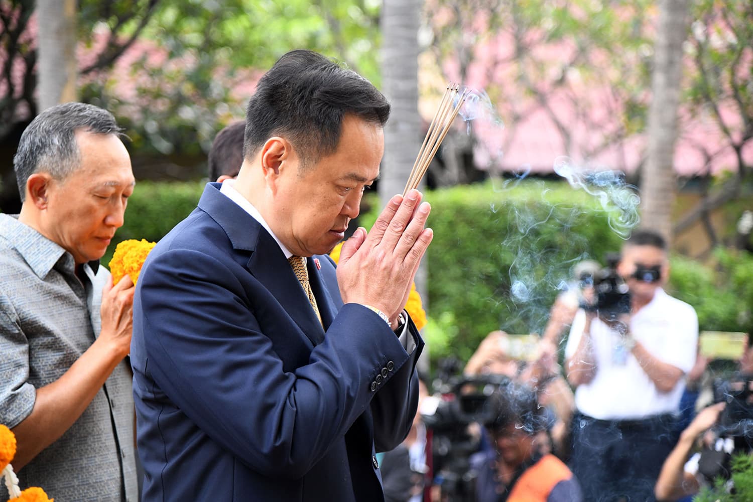‘นายกฯ’ สักการะสิ่งศักดิ์สิทธิ์ประจำทำเนียบรัฐบาล
