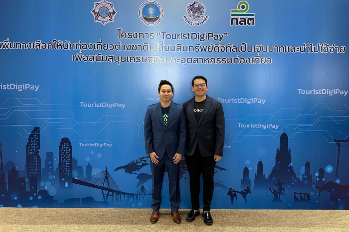 ธนวัต สุตันติวรคุณ​ ประธานเจ้าหน้าที่บริหาร บริษัท บิททาซซ่า จำกัด (ซ้าย),สันติภาพ จรัสแผ้ว หัวหน้าฝ่ายกฎหมายและกำกับดูแล บริษัท บิททาซซ่า จำกัด  (ขวา)