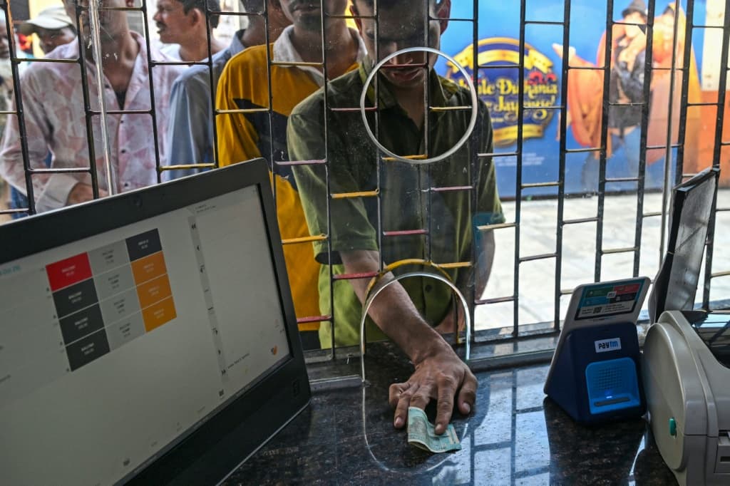 บทวิจารณ์ภาพยนตร์ที่ถูกแต่งเติมและตัวเลขบ็อกซ์ออฟฟิศที่สูงเกินจริงส่งผลกระทบต่อยอดขายตั๋วในอินเดีย