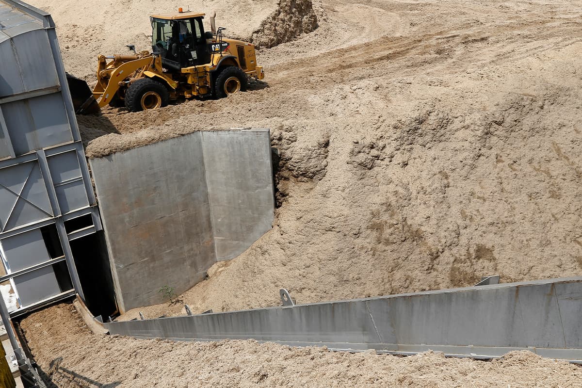 รถขุดกำลังขนกากอ้อยเพื่อผลิตเอทานอลจากเซลลูโลส หรือที่รู้จักกันในชื่อเอทานอลรุ่นที่สอง (เอทานอล 2.0 หรือเอทานอล 2G) ที่เมืองปิราซิคาบา รัฐเซาเปาโล ประเทศบราซิล เมื่อวันที่ 1 ตุลาคม 2015 (Photo by Miguel Schincariol / AFP)