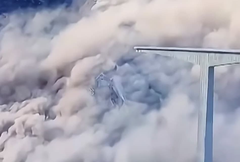 ‘สะพานหงฉี’ ในมณฑลเสฉวนของจีนที่เพิ่งเปิดใช้ไม่ถึง 2 เดือน ‘พังถล่ม’ บางส่วนจนฝุ่นฟุ้งกระจายไปทั่ว