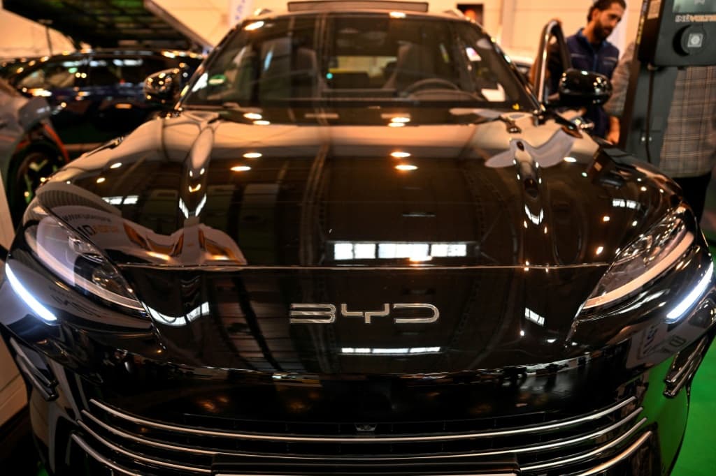 BYD ยักษ์ใหญ่จีนเตรียมแซงหน้า Tesla เป็นผู้นำตลาดรถยนต์ไฟฟ้าโลกปี 2025