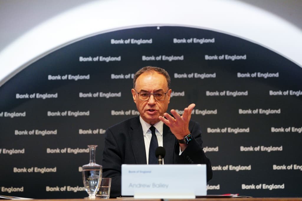 แอนดรูว์ เบลีย์ ผู้ว่าการธนาคารแห่งอังกฤษ กล่าวว่า การคาดการณ์ว่าธนาคารแห่งอังกฤษจะลดอัตราดอกเบี้ยลง หลังจวิกฤตการณ์น้ำมันในอ่าวเปอร์เซีย