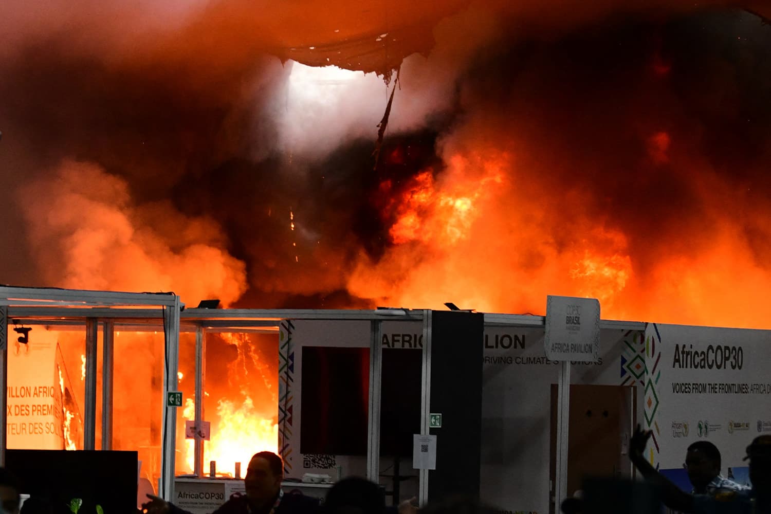 COP30 ไฟไหม้ การเจรจาเลิกฟอสซิลหยุดชะงัก อพยพผู้แทนนับพัน