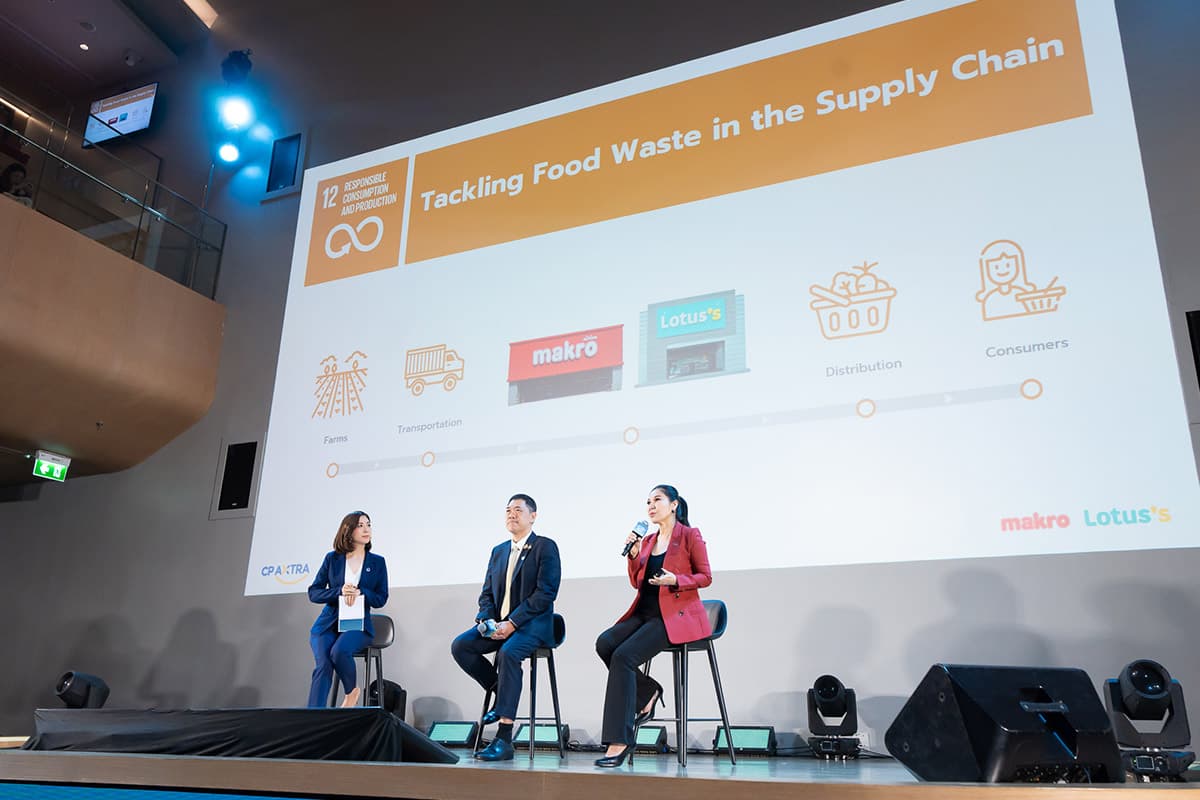 ศิริพร เดชสิงห์ ประธานเจ้าหน้าที่บริหารสายงานความยั่งยืนและสื่อสารองค์กร ซีพี แอ็กซ์ตร้า (ด้านขวามือ)