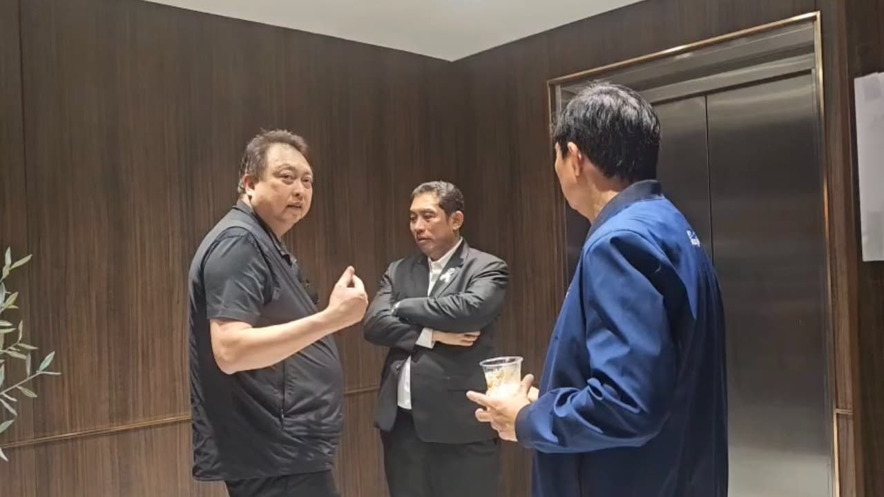 ภาพ สุชาติ ชมกลิ่น กับ ทายาทตระกูล คุณปลื้ม พูดคุยกันที่พรรคภูมิใจไทย