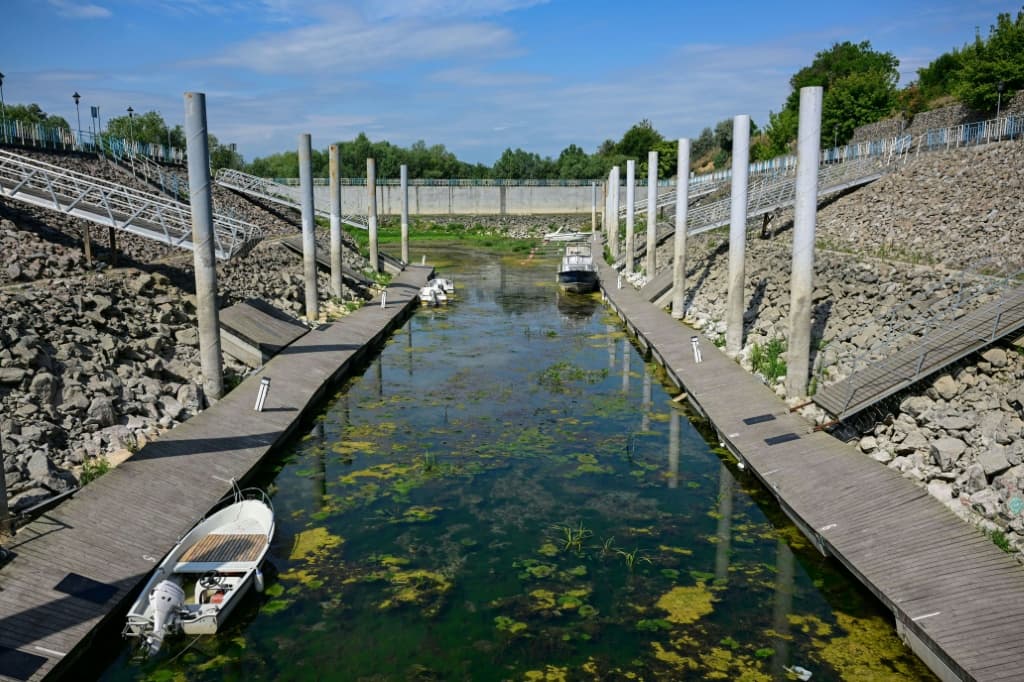 ภาพเรือเกยตื้นที่ท่าเรือท่องเที่ยวในเมืองโคราเบีย ทางตอนใต้ของประเทศโรมาเนีย