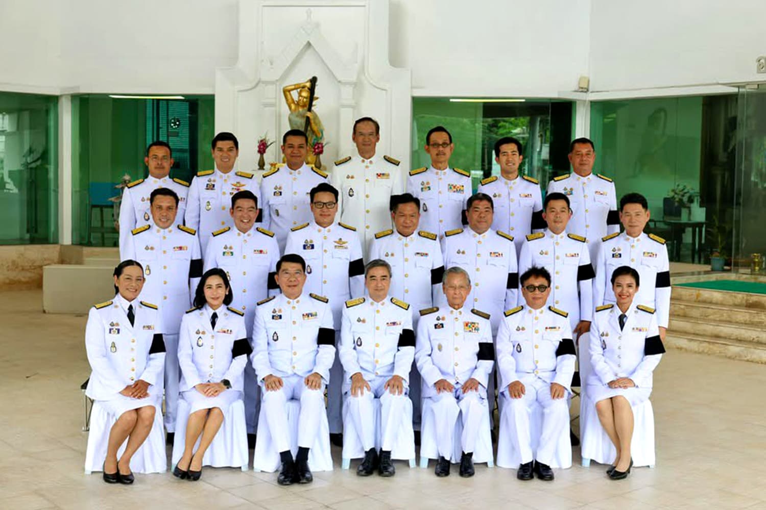 ‘21 สส.ประชาธิปัตย์’ ถ่ายภาพหน้าพระแม่ธรณีฯ