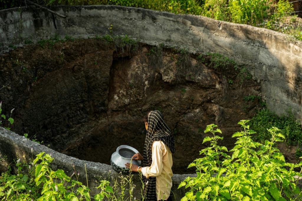 เมื่อผู้ชายย้ายเข้าเมืองเพื่อหางาน ผู้หญิงต้องรับผิดชอบในการตักน้ำ - เอเอฟพี