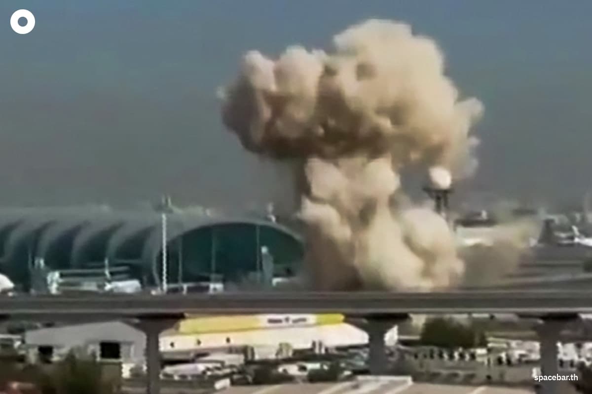 ภาพวิดีโอนี้ตัดมาจากภาพที่ผู้ใช้สร้างขึ้น (UGC) ที่โพสต์บนโซเชียลมีเดียเมื่อวันที่ 7 มีนาคม 2026 แสดงให้เห็นควันลอยขึ้นจากสนามบินนานาชาติดูไบ Photo by - / VARIOUS SOURCES / AFP