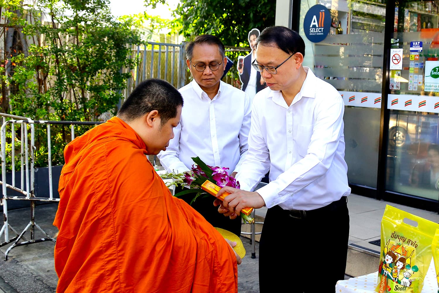 เซเว่นชวนทำบุญ ‘ตักบาตรหน้าร้าน’ ใกล้บ้านทั่วไทย