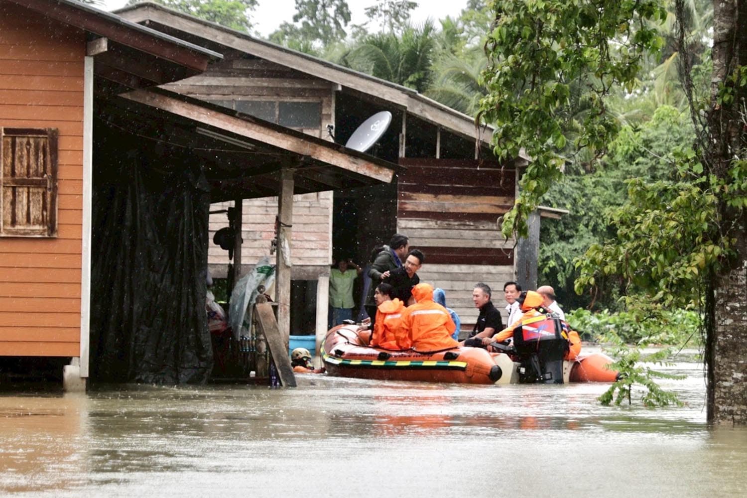 คลังอนุมัติขยายงบช่วยน้ำท่วมใต้ 9 จังหวัด จังหวัดละ 50 ล้าน