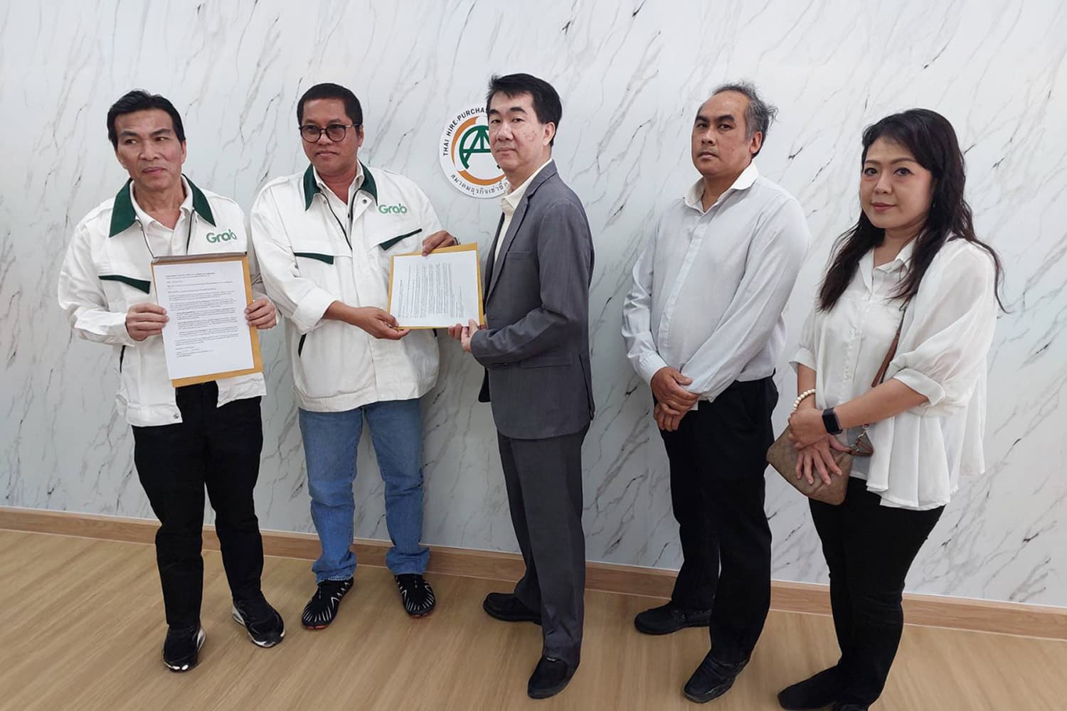 กลุ่มคนขับแอปฯ ยื่นสมาคมเช่าซื้อไทย วอนผ่อนเงื่อนไขจดทะเบียน รย.18