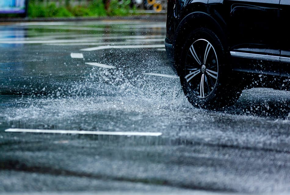 รถน้ำมัน vs รถ EV ดูแลหน้าฝนต่างกันยังไง?