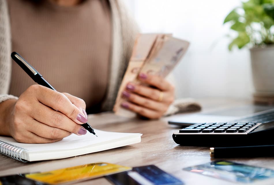 เศรษฐกิจผันผวน หนี้สูง คนไทยต้องเร่งเสริมภูมิคุ้มกันทางการเงิน