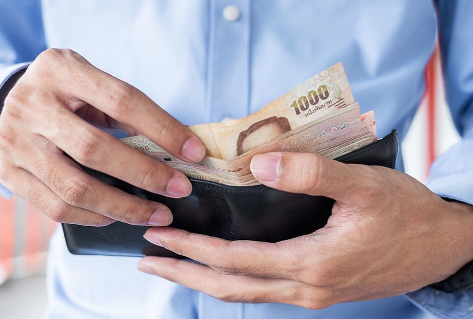 สงกรานต์สะเทือนกระเป๋า คนไทยแห่ดึงเงินออมใช้ รับค่าครองชีพพุ่ง