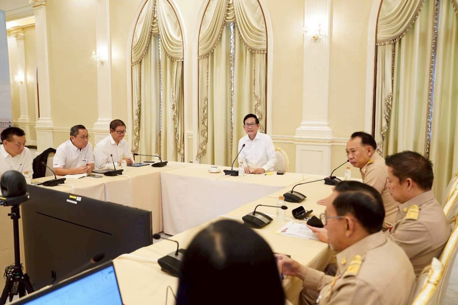 พลังงานถกผู้ค้าน้ำมัน-โรงกลั่น เร่งเพิ่มรถขนส่ง แก้ปั๊มขาดน้ำมัน