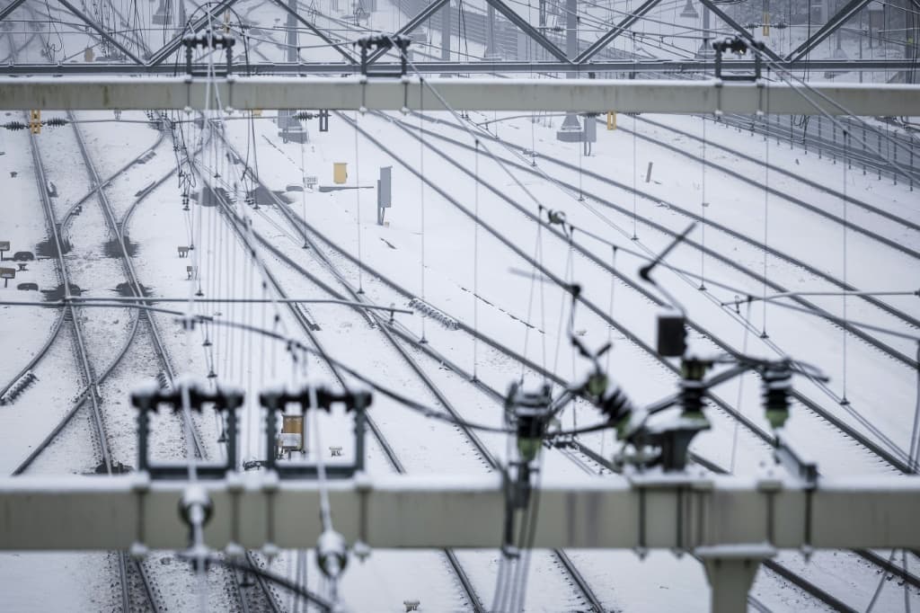 บริการรถไฟของเนเธอร์แลนด์หยุดชะงัก และเพิ่งกลับมาให้บริการอีกครั้งในช่วงบ่ายวันอังคาร 