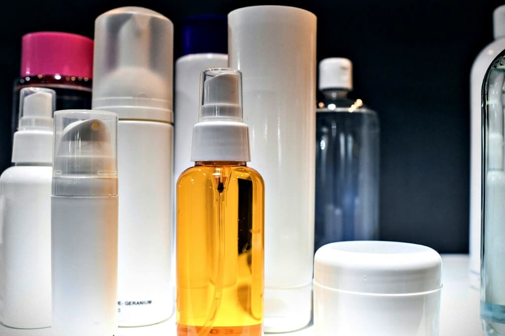 เมืองน้ำหอมเริ่มบังคับใช้กฎหมายแบน 'สารเคมีอมตะ' ในเครื่องสำอางและเสื้อผ้า