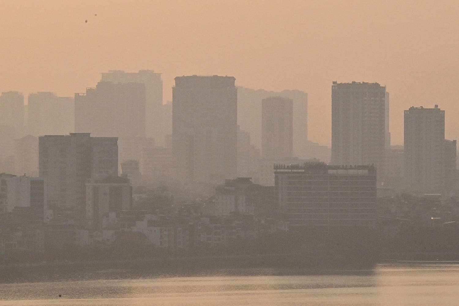 ฮานอยไม่รอช้า! สั่งมาตรการควบคุมหมอกควันพิษเร่งด่วน หลังค่าฝุ่นแตะระดับสีแดงไม่ดีต่อสุขภาพหลายวัน