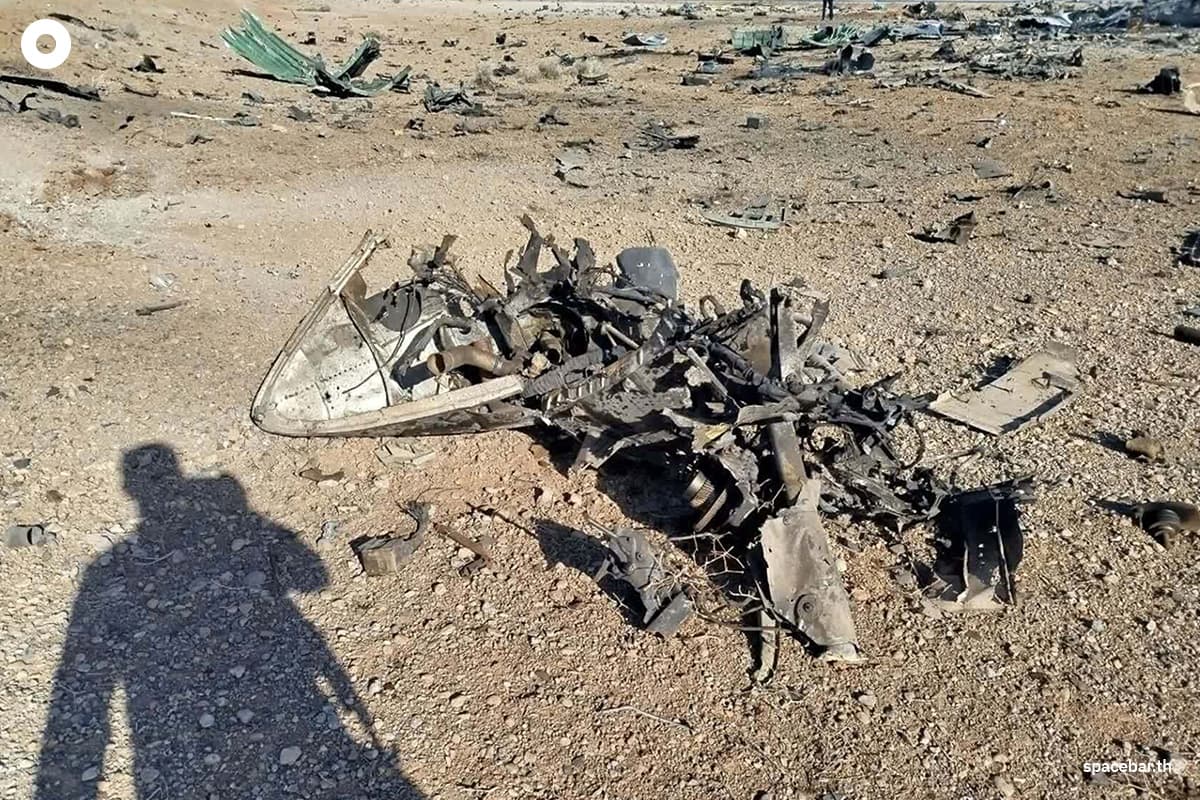 ภาพถ่ายที่เผยแพร่โดยเว็บไซต์ Sepah News ซึ่งเป็นเว็บไซต์อย่างเป็นทางการของกองกำลังพิทักษ์ปฏิวัติอิหร่าน (IRGC) เมื่อวันที่ 5 เมษายน 2026 แสดงให้เห็นซากและชิ้นส่วนของเครื่องบินที่ถูกโจมตีและตกในภาคกลางของอิหร่าน Photo by - / SEPAH NEWS / AFP