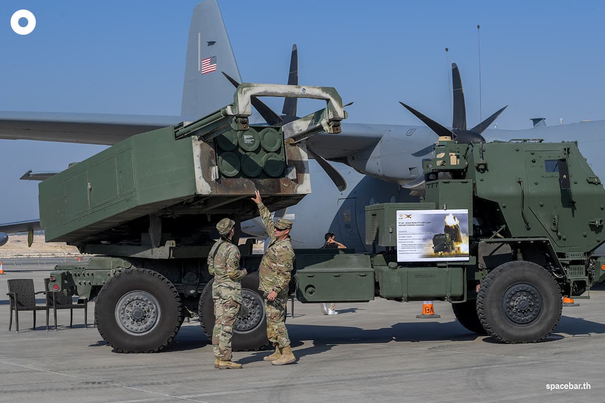 ทหารสหรัฐฯ ตรวจสอบระบบยิงจรวดปืนใหญ่เคลื่อนที่เร็ว M142 (HIMARS) ในงานแสดงการบินนานาชาติบาห์เรน ที่เมืองซาเคียร์ เมื่อวันที่ 13 พ.ย. 2024 (Photo by Mazen Mahdi / AFP)