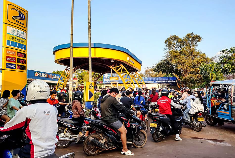 ลาววิกฤต! ประชาชนแห่กักตุนน้ำมันแถวยาวเหยียด-ปั๊มทั่วประเทศปิดเกือบครึ่ง