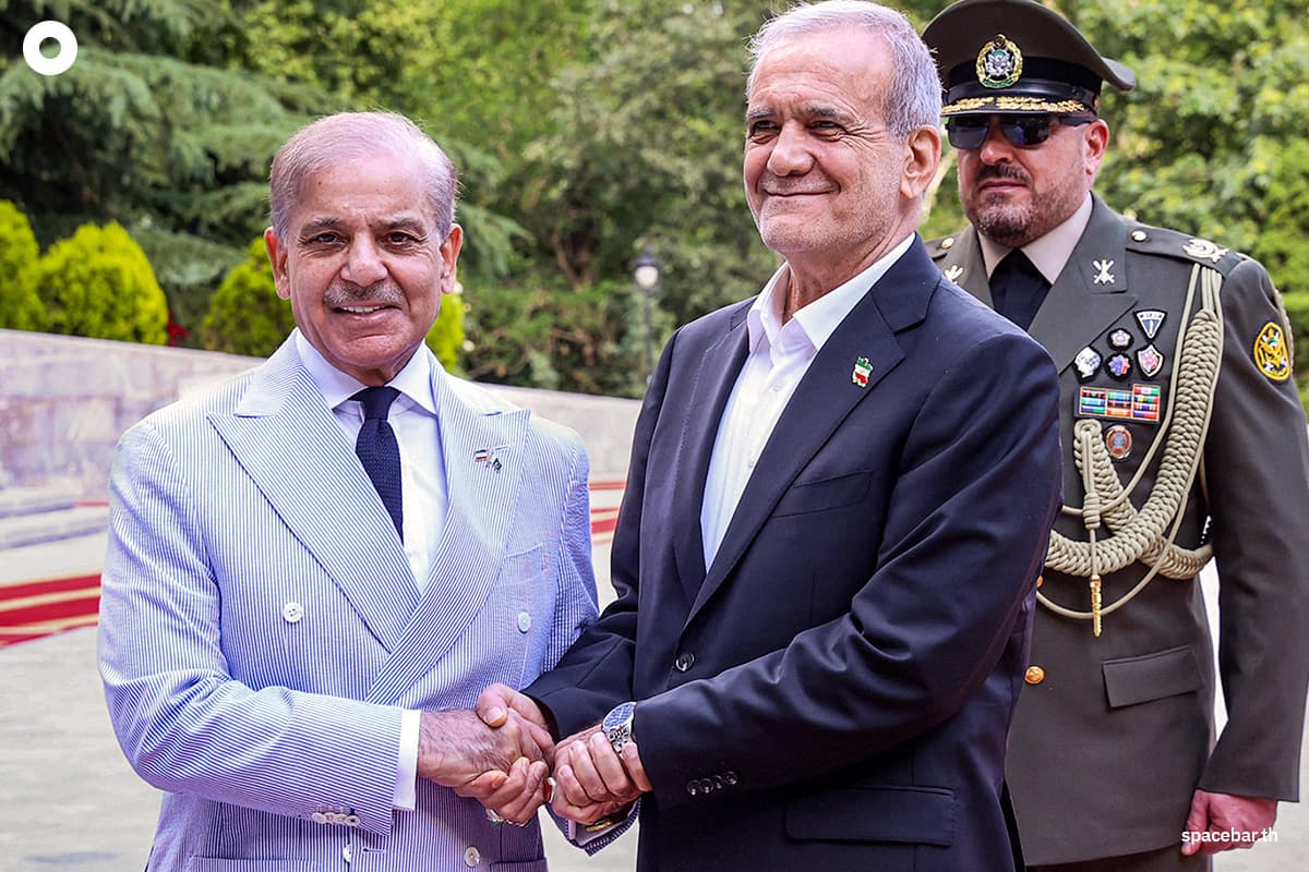 ประธานาธิบดี มาซูด เปเซชเกียน (ขวา) ของอิหร่าน ต้อนรับนายกรัฐมนตรี เชห์บาซ ชารีฟ (ซ้าย) ของปากีสถาน ในกรุงเตหะราน เมื่อวันที่ 26 พฤษภาคม 2025 Photo by - / IRANIAN PRESIDENCY / AFP