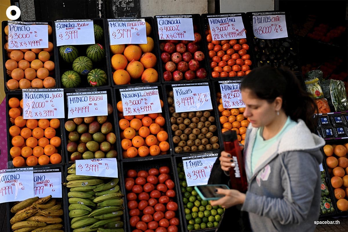 ร้านขายผักในกรุงบัวโนสไอเรส Photo by LUIS ROBAYO / AFP