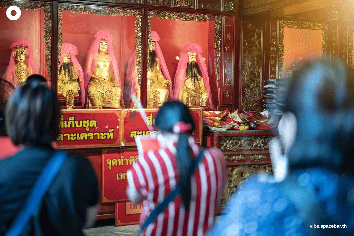 คนไทยเชื้อสายจีนไหว้เทพเจ้าปัดเป่าโชคร้ายที่วัดมังกรกมลาวาส