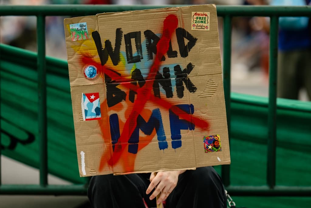 กลุ่มสิทธิมนุษยชนประณาม IMF บีบรัฐบาลตัดงบ ชี้ประชาชนยากจนจะยิ่งแย่ลง