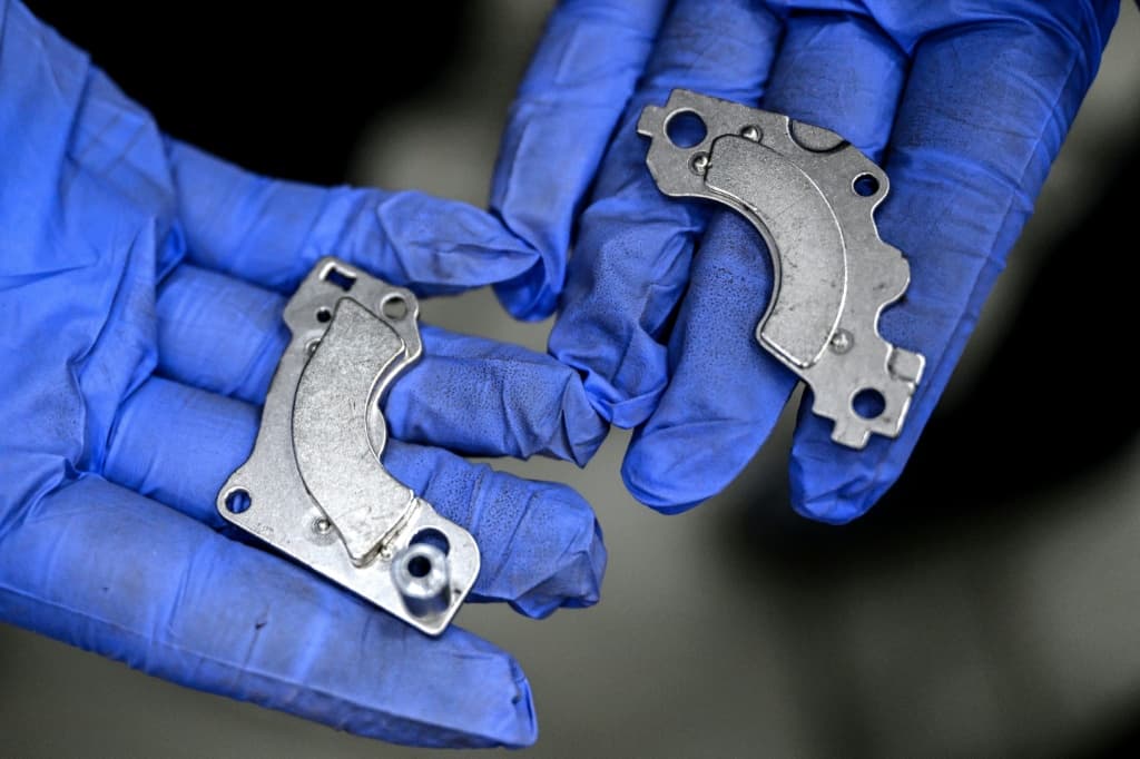 ชิ้นส่วนแม่เหล็กที่ถอดแยกออกมาจากฮาร์ดไดรฟ์ที่ถูกทิ้ง ภายในโรงงานรีไซเคิลขยะอิเล็กทรอนิกส์ ในเมืองกาซิอาบาด ประเทศอินเดีย