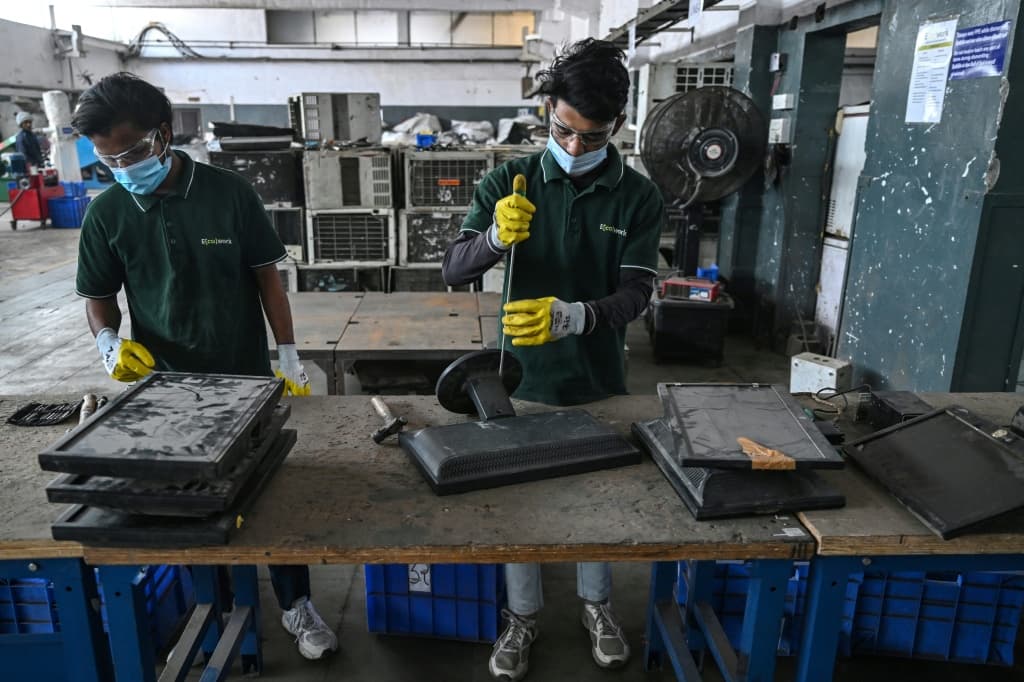 คนงานกำลังรื้อแยกจอมอนิเตอร์ที่ถูกทิ้ง ที่บริษัท “Ecowork” โรงงานรีไซเคิลขยะอิเล็กทรอนิกส์ ในเมืองกาซิอาบาด ประเทศอินเดีย