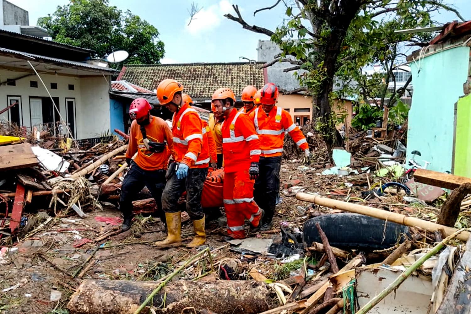 ‘สึนามิลูกที่ 2’ เหยื่อน้ำท่วมอินโดนีเซียพุ่ง 442 สูญหายอีกเพียบ