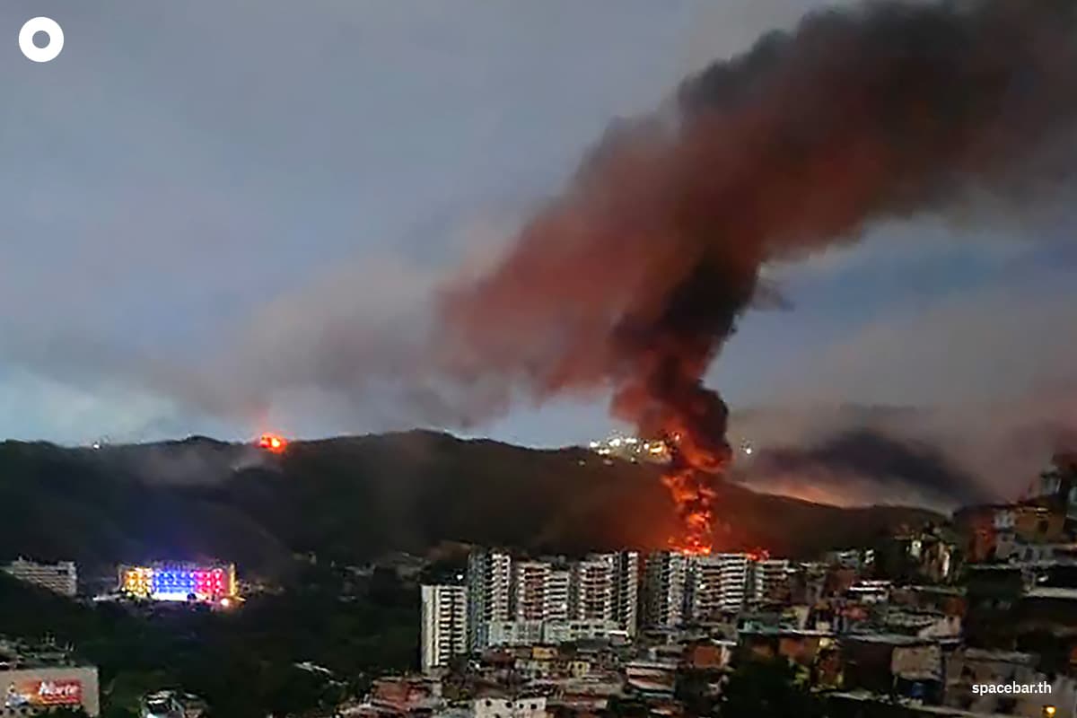เกิดเปลวไฟที่ฐานทัพฟูเอร์เต ติอูนา ซึ่งเป็นฐานทัพที่ใหญ่ที่สุดของเวเนซุเอลา หลังจากเกิดระเบิดหลายครั้งในกรุงการากัส เมื่อวันที่ 3 มกราคม 2026 Photo by STR / AFP